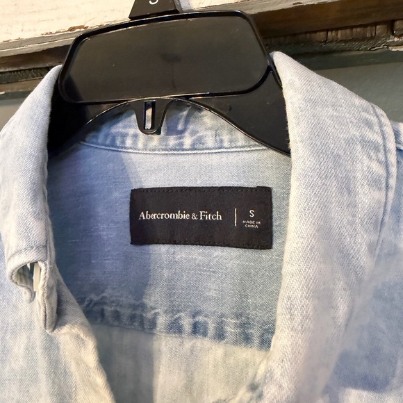 Abercrombie & Fitch Light Wash Blue Button-Down Shirt - Men’s size small - Picture 3 of 7